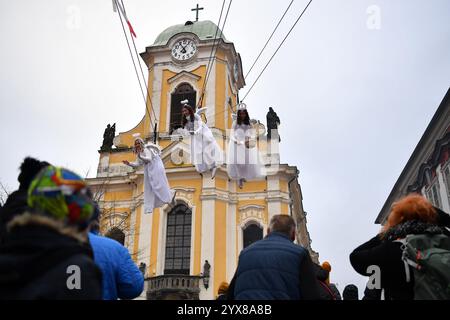 Ustek, Tschechische Republik. Dezember 2024. Engel steigen während eines Weihnachtsmarktes in traditioneller Adventsbräuche vom Kirchturm ab. In Ustek (70 km nördlich von Prag) findet das 22. Engelsfest im Advent 2024 mit fliegenden Engeln vom Turm der Kirche St. Peter und St. Paul statt. Der Advent ist eine Jahreszeit, die in vielen westlichen christlichen Kirchen als eine Zeit des erwartungsvollen Wartens und der Vorbereitung auf die Weihnachtsfeier Jesu beobachtet wird. Der Begriff ist eine Version des lateinischen Wortes, das „Kommen“ bedeutet (Credit Image: © Slavek Ruta/ZUMA Press Wire) Stockfoto