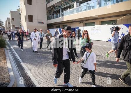 Abu Dhabi, Vereinigte Arabische Emirate. Dezember 2024. Jason Statham besucht die Formel 1 in Abu Dhabi während des Renntages. F1 Etihad Airways Abu Dhabi Grand Prix auf dem Yas Marina Circuit in Abu Dhabi, Vereinigte Arabische Emirate, am 8. Dezember 2024 (Foto: Nicolas Economou/NurPhoto) Credit: NurPhoto SRL/Alamy Live News Stockfoto