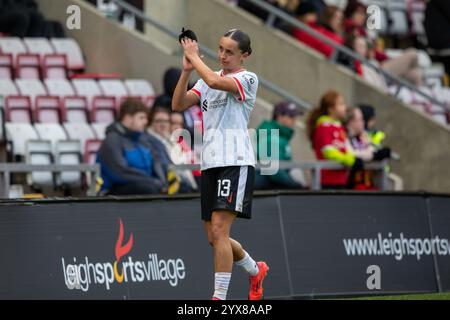 Leigh, England, 8. Dezember 2024 Mia Enderby (13 Liverpool) klatscht die Reisenden Fans, während sie subventioniert wird. Manchester United gegen Liverpool, WSL, Leigh Sports Village, Leigh, England (Sean Walsh / SPP) Stockfoto