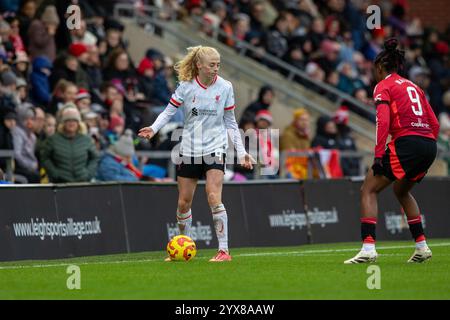 Leigh, England, 8. Dezember 2024 Grace Fisk (4 Liverpool) im Besitz auf dem Flügel. Manchester United gegen Liverpool, WSL, Leigh Sports Village, Leigh, England (Sean Walsh / SPP) Stockfoto