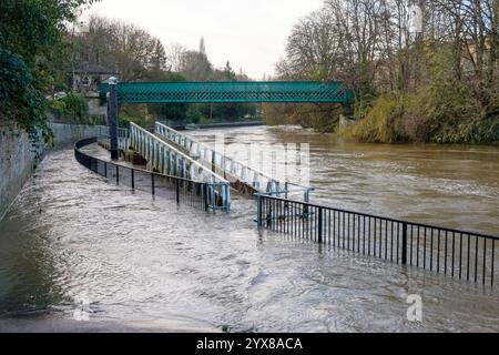 Bath, Somerset - 27. November 2024 - Überflutung des Fußwegs bei der Halfpenny Bridge, während der Fluss Avon seine Ufer überquert, nachdem der Sturm Bert, Bath, S. Stockfoto