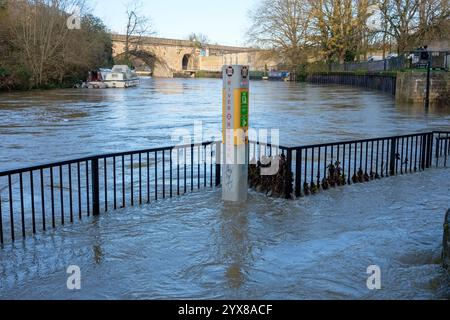 Bath, Somerset - 27. November 2024 - Überflutung des Fußwegs bei der Halfpenny Bridge, während der Fluss Avon seine Ufer überquert, nachdem der Sturm Bert, Bath, S. Stockfoto