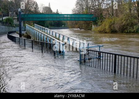 Bath, Somerset - 27. November 2024 - Überflutung des Fußwegs bei der Halfpenny Bridge, während der Fluss Avon seine Ufer überquert, nachdem der Sturm Bert, Bath, S. Stockfoto