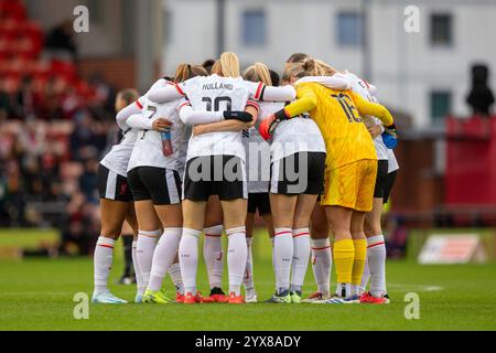 Leigh, Großbritannien. Dezember 2024. Teamkollegen für Liverpool vor dem Start. Manchester United gegen Liverpool, WSL, Leigh Sports Village, Leigh, England (Sean Walsh/SPP) Credit: SPP Sport Press Photo. /Alamy Live News Stockfoto