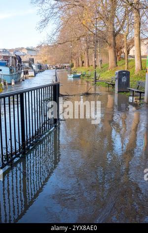 Bath, Somerset - 27. November 2024 - Überschwemmung durch Sturm Bert in der Nähe von Bath Rugby Club und Bath Sports and Leisure Centre. Hochwasser aus dem Fluss A Stockfoto