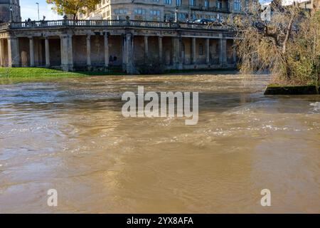 Bath, Somerset - 27. November 2024 - Parade Gardens im Zentrum von Bath, überflutet vom Fluss Avon als Reult des Sturms Bert, Bath, Somerset. Stockfoto