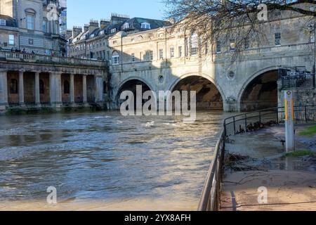 Bath, Somerset - 27. November 2024 - Hochwasser und Hochwasser an der Pulteney Bridge, Bath aufgrund des Sturms Bert. Die Wasserstände waren über dem Pulte gestiegen Stockfoto