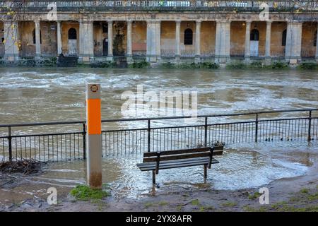 Bath, Somerset - 27. November 2024 - Hochwasser und Hochwasser an der Pulteney Bridge, Bath aufgrund des Sturms Bert. Die Wasserstände waren über dem Pulte gestiegen Stockfoto