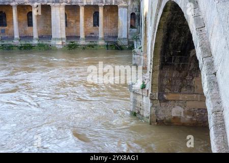 Bath, Somerset - 27. November 2024 - Hochwasser und Hochwasser an der Pulteney Bridge, Bath aufgrund des Sturms Bert. Die Wasserstände waren über dem Pulte gestiegen Stockfoto