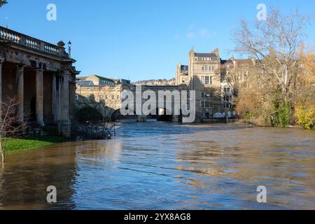 Bath, Somerset - 27. November 2024 - Hochwasser und Hochwasser an der Pulteney Bridge, Bath aufgrund des Sturms Bert. Die Wasserstände waren über dem Pulte gestiegen Stockfoto