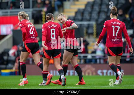 Leigh, Großbritannien. Dezember 2024. Leah Galton (11 Manchester United) feiert ihr Ziel, es 2-0 mit Grace Clinton (8 Manchester United) (Sean Walsh/SPP) zu erreichen. /Alamy Live News Stockfoto