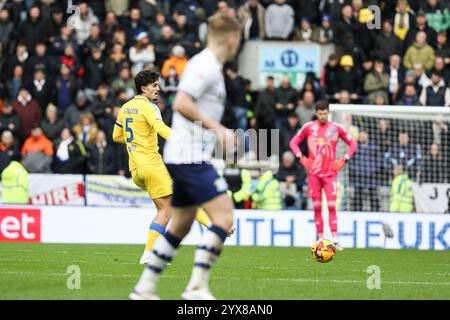 Preston, Großbritannien. Dezember 2024. Pascal Struijk von Leeds United während des Sky Bet Championship Matches Preston North End gegen Leeds United in Deepdale, Preston, Vereinigtes Königreich, 14. Dezember 2024 (Foto: Jorge Horsted/News Images) in Preston, Vereinigtes Königreich am 14. Dezember 2024. (Foto: Jorge Horsted/News Images/SIPA USA) Credit: SIPA USA/Alamy Live News Stockfoto