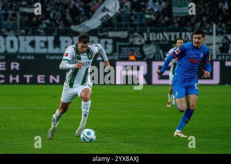 Am Ball Joe Scally (Borussia Mönchengladbach, #29) VfL Borussia Mönchengladbach vs. SV Holstein Kiel, Fussball, 1. Bundesliga, 14. Spieltag, Saison 2024/2025, 14.12.2024 Foto: Eibner-Pressefoto/ Justin Derondeau DFL-VORSCHRIFTEN VERBIETEN JEDE VERWENDUNG VON FOTOGRAFIEN ALS BILDSEQUENZEN UND/ODER QUASI-VIDEO Stockfoto