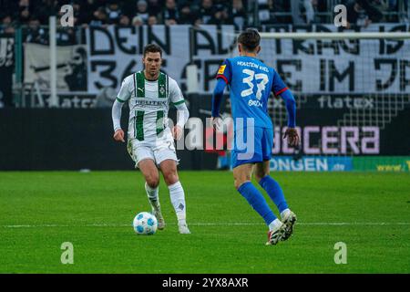 Am Ball Joe Scally (Borussia Mönchengladbach, #29) VfL Borussia Mönchengladbach vs. SV Holstein Kiel, Fussball, 1. Bundesliga, 14. Spieltag, Saison 2024/2025, 14.12.2024 Foto: Eibner-Pressefoto/ Justin Derondeau DFL-VORSCHRIFTEN VERBIETEN JEDE VERWENDUNG VON FOTOGRAFIEN ALS BILDSEQUENZEN UND/ODER QUASI-VIDEO Stockfoto