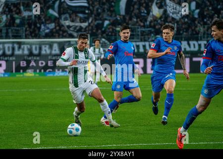 Am Ball Joe Scally (Borussia Mönchengladbach, #29) VfL Borussia Mönchengladbach vs. SV Holstein Kiel, Fussball, 1. Bundesliga, 14. Spieltag, Saison 2024/2025, 14.12.2024 Foto: Eibner-Pressefoto/ Justin Derondeau DFL-VORSCHRIFTEN VERBIETEN JEDE VERWENDUNG VON FOTOGRAFIEN ALS BILDSEQUENZEN UND/ODER QUASI-VIDEO Stockfoto