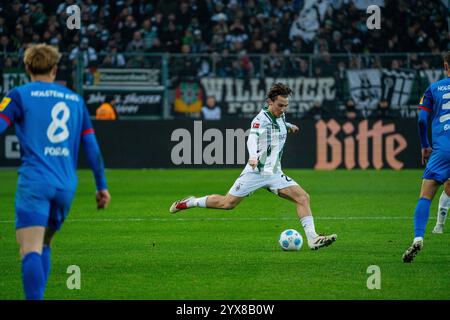 Flanke durch Rocco Reitz (Borussia Monechengladbach, #27) VfL Borussia Mönchengladbach vs. SV Holstein Kiel, Fussball, 1. Bundesliga, 14. Spieltag, Saison 2024/2025, 14.12.2024 Foto: Eibner-Pressefoto/ Justin Derondeau DFL-VORSCHRIFTEN VERBIETEN JEDE VERWENDUNG VON FOTOGRAFIEN ALS BILDSEQUENZEN UND/ODER QUASI-VIDEO Stockfoto