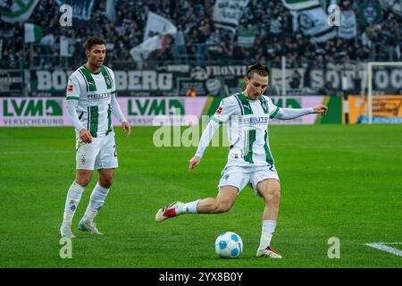 Flanke durch Rocco Reitz (Borussia Monechengladbach, #27) VfL Borussia Mönchengladbach vs. SV Holstein Kiel, Fussball, 1. Bundesliga, 14. Spieltag, Saison 2024/2025, 14.12.2024 Foto: Eibner-Pressefoto/ Justin Derondeau DFL-VORSCHRIFTEN VERBIETEN JEDE VERWENDUNG VON FOTOGRAFIEN ALS BILDSEQUENZEN UND/ODER QUASI-VIDEO Stockfoto