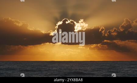 Sonnenaufgang über dem Meer mit leuchtenden Wolken Stockfoto