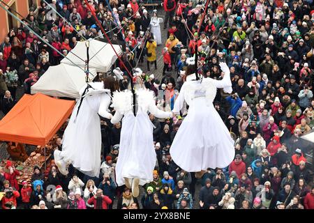 Ustek, Tschechische Republik. Dezember 2024. Engel steigen während eines Weihnachtsmarktes in traditioneller Adventsbräuche vom Kirchturm ab. In Ustek (70 km nördlich von Prag) findet das 22. Engelsfest im Advent 2024 mit fliegenden Engeln vom Turm der Kirche St. Peter und St. Paul statt. Der Advent ist eine Jahreszeit, die in vielen westlichen christlichen Kirchen als eine Zeit des erwartungsvollen Wartens und der Vorbereitung auf die Weihnachtsfeier Jesu beobachtet wird. Der Begriff ist eine Version des lateinischen Wortes, das „Kommen“ bedeutet (Credit Image: © Slavek Ruta/ZUMA Press Wire) Stockfoto