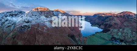 Wunderschöne Panoramalandschaft Drohnenbild von Buttermere und umliegenden schneebedeckten Bergen im Lake District Stockfoto