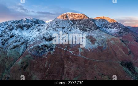 Wunderschöne Panoramalandschaft Drohnenbild von Buttermere und umliegenden schneebedeckten Bergen im Lake District Stockfoto