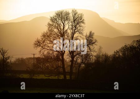 Wunderschöne Landschaft bei Sonnenuntergang im Herbst mit Blick auf Grisedale Hecht vom Castlerigg Stone Circle mit atemberaubendem goldenem Glanz Stockfoto