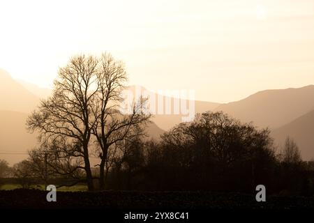 Wunderschöne Landschaft bei Sonnenuntergang im Herbst mit Blick auf Grisedale Hecht vom Castlerigg Stone Circle mit atemberaubendem goldenem Glanz Stockfoto