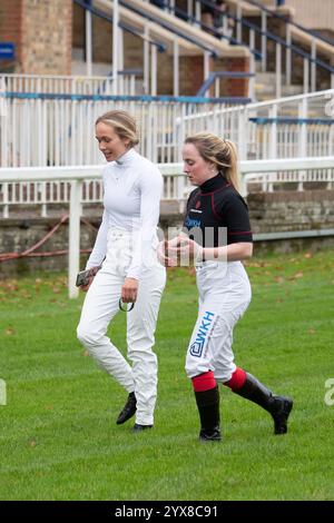 Windsor, Großbritannien. Oktober 2024. Beim Flat Season Finale auf der Royal Windsor Racecourse in Windsor, Berkshire, laufen zwei Jockeys auf dem Platz. Kredit: Maureen McLean/Alamy Stockfoto