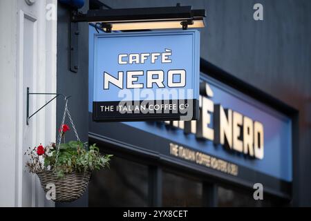 Beschilderung für die Caffe Nero Kaffeekette im Stadtzentrum von Manchester, Großbritannien. Stockfoto