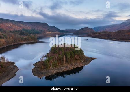 Wunderschöne Luftdrohnen-Landschaft von Thirlmere im Lake District während des schönen Sonnenaufgangs im Herbst Stockfoto