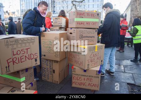 London, England, Großbritannien. Dezember 2024. Demonstranten markieren Kästen mit Slogans auf dem Cavendish Square, während die Mieter einen Protest gegen die steigenden Mietpreise in London veranstalten und die Mietkontrolle fordern. (Kreditbild: © Vuk Valcic/ZUMA Press Wire) NUR REDAKTIONELLE VERWENDUNG! Nicht für kommerzielle ZWECKE! Quelle: ZUMA Press, Inc./Alamy Live News Stockfoto