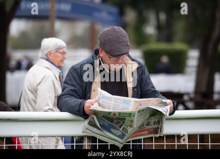 Windsor, Großbritannien. Oktober 2024. Racegoers studieren die Form auf der Royal Windsor Racecourse in Windsor, Berkshire. Kredit: Maureen McLean/Alamy Stockfoto