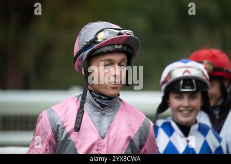 Windsor, Großbritannien. Oktober 2024. Jockey Ray Dawson im Parade Ring vor dem Download der at the Races App Handicap Stakes (Klasse 5) beim Saisonfinale Finale auf der Royal Windsor Racecourse in Windsor, Berkshire. Kredit: Maureen McLean/Alamy Stockfoto