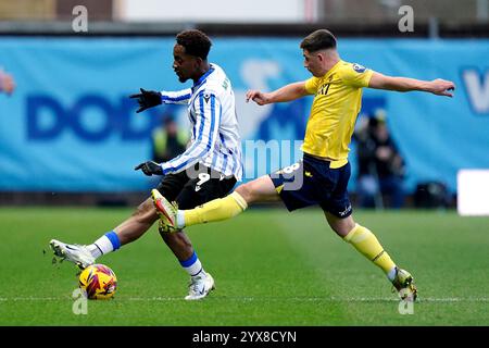 Jamal Lowe (links) von Sheffield am Mittwoch und Oxford United Manger des Buckingham kämpfen um den Ball während des Sky Bet Championship Matches im Kassam Stadium in Oxford. Bilddatum: Samstag, 14. Dezember 2024. Stockfoto