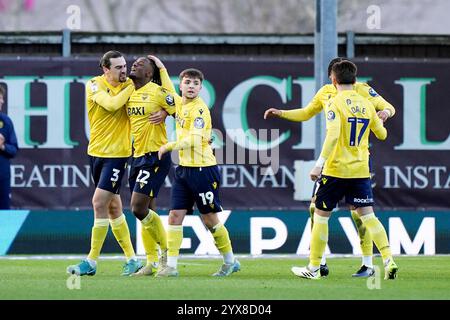 Greg Leigh von Oxford United feiert das erste Tor ihrer Mannschaft während des Sky Bet Championship Matches im Kassam Stadium in Oxford. Bilddatum: Samstag, 14. Dezember 2024. Stockfoto