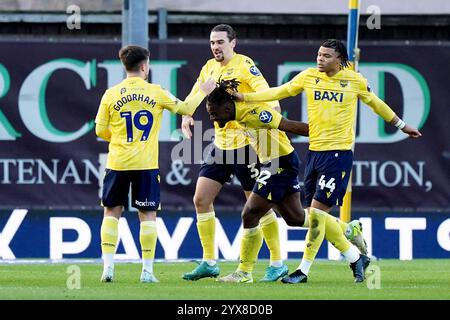 Greg Leigh von Oxford United feiert das erste Tor ihrer Mannschaft während des Sky Bet Championship Matches im Kassam Stadium in Oxford. Bilddatum: Samstag, 14. Dezember 2024. Stockfoto