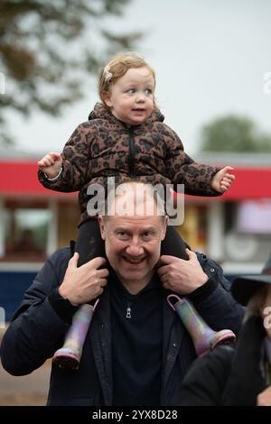 Windsor, Großbritannien. Oktober 2024. Ein kleines Mädchen genießt das Rennen mit ihrem Großvater beim Season Finale auf der Royal Windsor Racecourse in Windsor, Berkshire. Kredit: Maureen McLean/Alamy Stockfoto