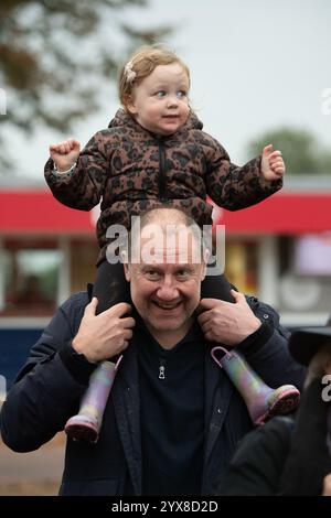 Windsor, Großbritannien. Oktober 2024. Ein kleines Mädchen genießt das Rennen mit ihrem Großvater beim Season Finale auf der Royal Windsor Racecourse in Windsor, Berkshire. Kredit: Maureen McLean/Alamy Stockfoto