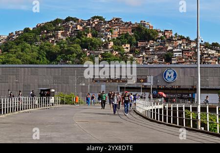 RIO DE JANEIRO, BRASILIEN - 13. Dezember 2024: Eingang zur U-Bahn-Station im Stadtteil Maracanã Stockfoto