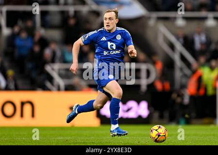 Newcastle upon Tyne, Großbritannien. Dezember 2024. St. James Park NEWCASTLE, ENGLAND – 14. DEZEMBER: Oliver Skipp aus Leicester City spielt mit dem Ball während des 16. Matchweek-Spiels der Premier League 2024/25 zwischen Newcastle United und Leicester City FC am 14. Dezember 2024 in Newcastle, England. (Richard Callis/SPP) Credit: SPP Sport Press Photo. /Alamy Live News Stockfoto