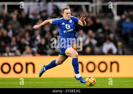 Newcastle upon Tyne, Großbritannien. Dezember 2024. St. James Park NEWCASTLE, ENGLAND – 14. DEZEMBER: Oliver Skipp aus Leicester City spielt mit dem Ball während des 16. Matchweek-Spiels der Premier League 2024/25 zwischen Newcastle United und Leicester City FC am 14. Dezember 2024 in Newcastle, England. (Richard Callis/SPP) Credit: SPP Sport Press Photo. /Alamy Live News Stockfoto