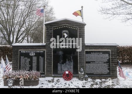 Bastogne, Belgien. Dezember 2024. Das 101. Luftlandedenkmal, das anlässlich des 80. Jahrestages der Ardennenschlacht, einer entscheidenden Episode des Zweiten Weltkriegs, in Bastogne am Samstag, den 14. Dezember 2024, abgebildet wurde. BELGA FOTO NATACHA FREISEN Credit: Belga News Agency/Alamy Live News Stockfoto