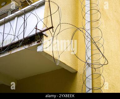 Stacheldrahtschutz gegen Eindringen von außen in das Gebäude Stockfoto