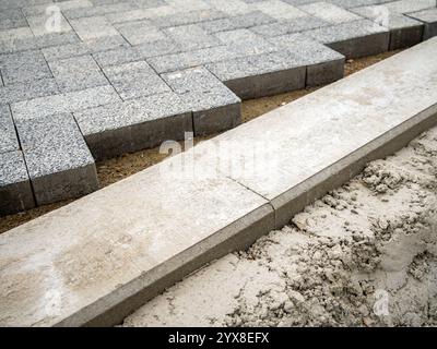 Beim Bau eines Bürgersteigs flach verlegen Stockfoto