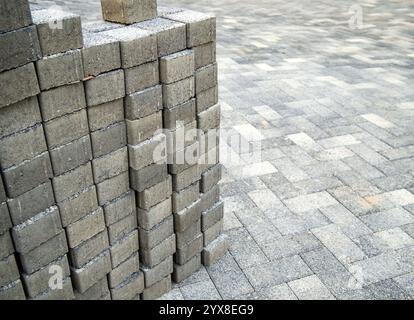 Pflastersteine werden auf einem neu gepflasterten Bereich gestapelt Stockfoto