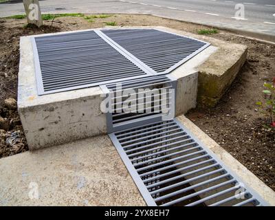 Entwässerungssammler mit einem Kanal, der von ihm hinausgeht Stockfoto