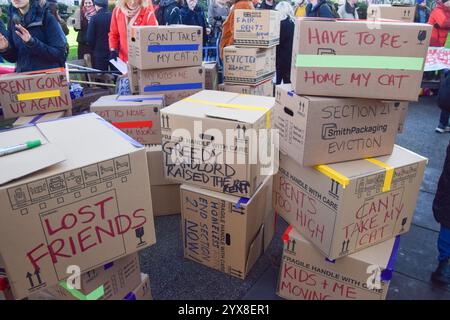 London, England, Großbritannien. Dezember 2024. Demonstranten markieren Kästen mit Slogans auf dem Cavendish Square, während die Mieter einen Protest gegen die steigenden Mietpreise in London veranstalten und die Mietkontrolle fordern. (Kreditbild: © Vuk Valcic/ZUMA Press Wire) NUR REDAKTIONELLE VERWENDUNG! Nicht für kommerzielle ZWECKE! Quelle: ZUMA Press, Inc./Alamy Live News Stockfoto