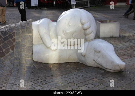 Statue eines schlafenden Kindes mit Hund in Antwerpen, Belgien Stockfoto