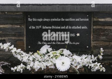 Bastogne, Belgien. Dezember 2024. Das 101. Luftlandedenkmal, das anlässlich des 80. Jahrestages der Ardennenschlacht, einer entscheidenden Episode des Zweiten Weltkriegs, in Bastogne am Samstag, den 14. Dezember 2024, abgebildet wurde. BELGA FOTO NATACHA FREISEN Credit: Belga News Agency/Alamy Live News Stockfoto