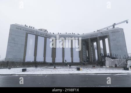 Bastogne, Belgien. Dezember 2024. Das Mardasson Memorial, das anlässlich des 80. Jahrestages der Ardennenschlacht, einer entscheidenden Episode des Zweiten Weltkriegs, in Bastogne am Samstag, den 14. Dezember 2024, abgebildet wurde. BELGA FOTO NATACHA FREISEN Credit: Belga News Agency/Alamy Live News Stockfoto